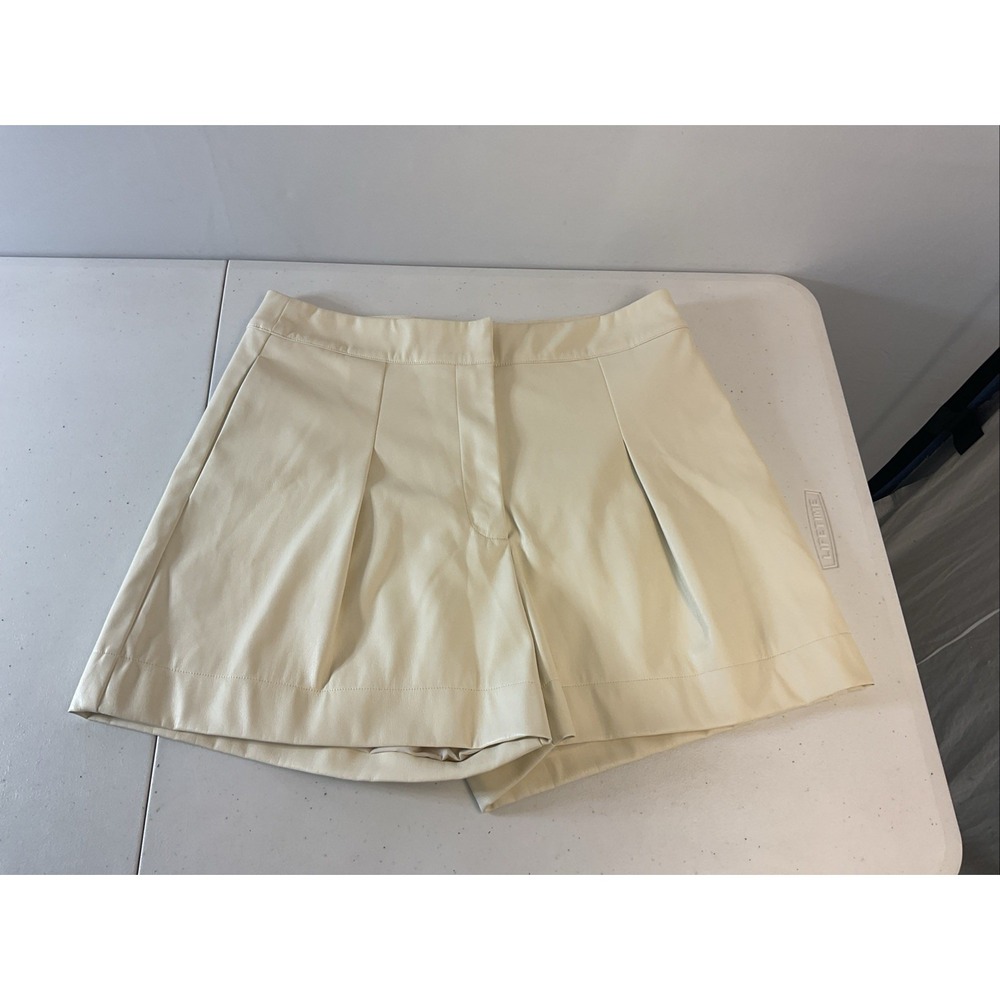 New S'edge Atlanta Maria Faux Leather cream shorts Size M MSRP 209 Travel Casual